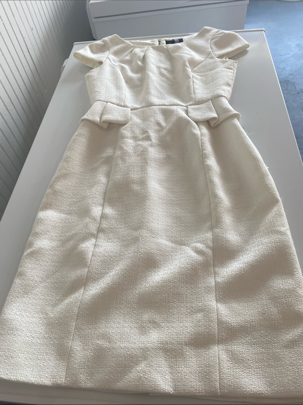 Tahari Cream Cap-Sleeve Textured Sheath Dress. Size 2. In good condition.